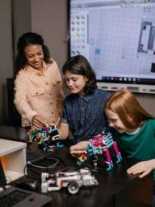 علامات الطفل المبرمج - كيف أكتشف مواهب طفلي في البرمجة؟ 3 علامات الطفل المبرمج