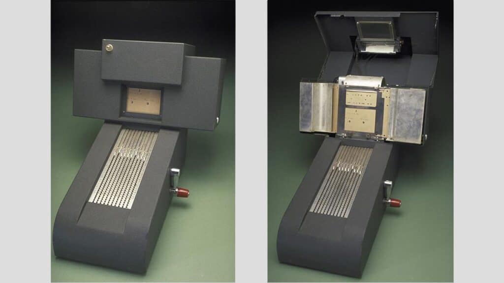 ما هي قصة التعليم عن بعد؟ متى بدأ، وكيف؟ 7 قصة التعليم عن بعد - جهاز سكينر لتعليم الكتابة والحساب للأطفال