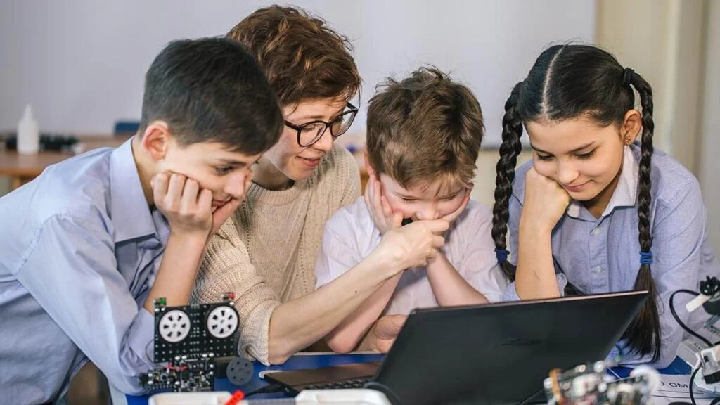 5 من أهم طرائق وأساليب تعليم البرمجة للأطفال 4 أساليب تعليم البرمجة للأطفال