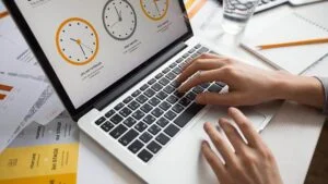 ما هو تأثير التكنولوجيا على الأطفال؟ دراسات حديثة 2022 7 hands businesswoman using laptop office 01b